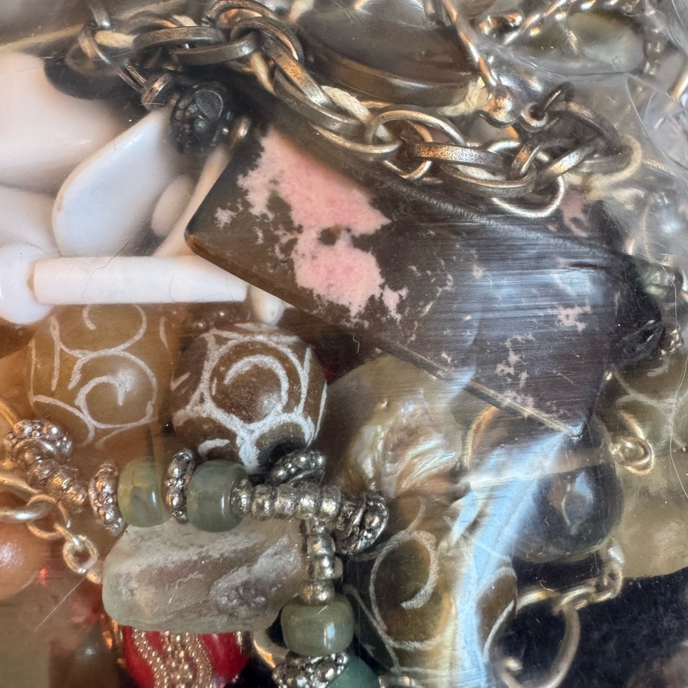 Ziplock bag filled with chunky (mostly) vintage necklaces - Picture 4 of 10
